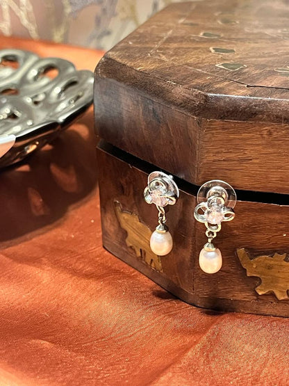 Pearl necklace with earrings Sleek Design