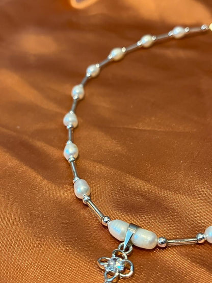 Pearl necklace with earrings Sleek Design