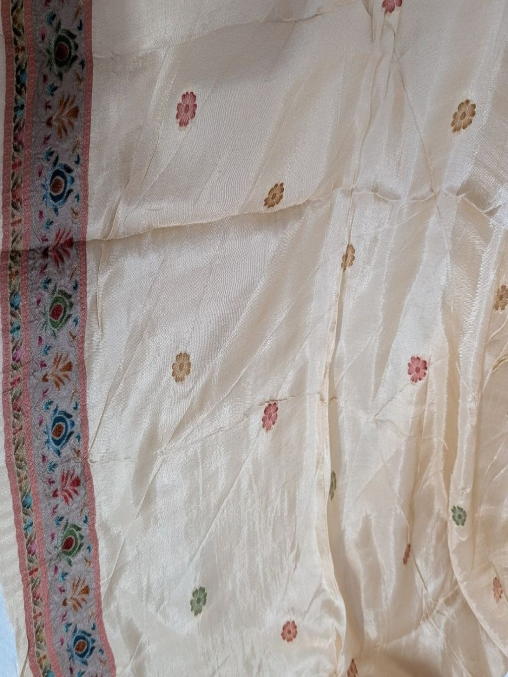 Beige with Mauve Multicolor Border Italian Crepe Waeved Saree&nbsp;