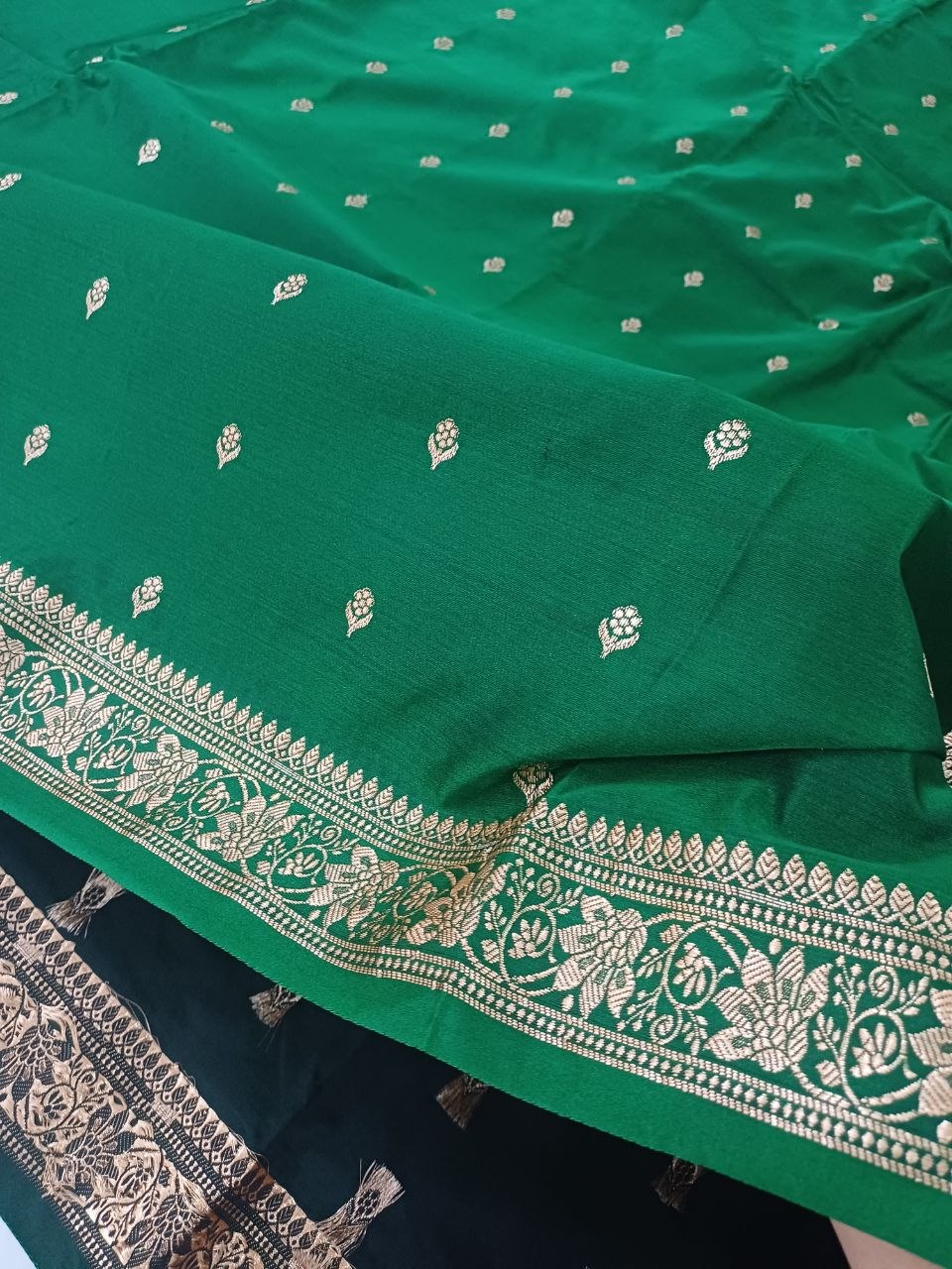 Soft Silk Green embroidery/Woven Design Saree with Unstitched Blouse